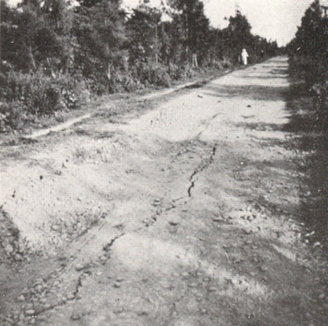 後龍北勢間道路上發生地裂情形。(根據臺北觀測所,1936)